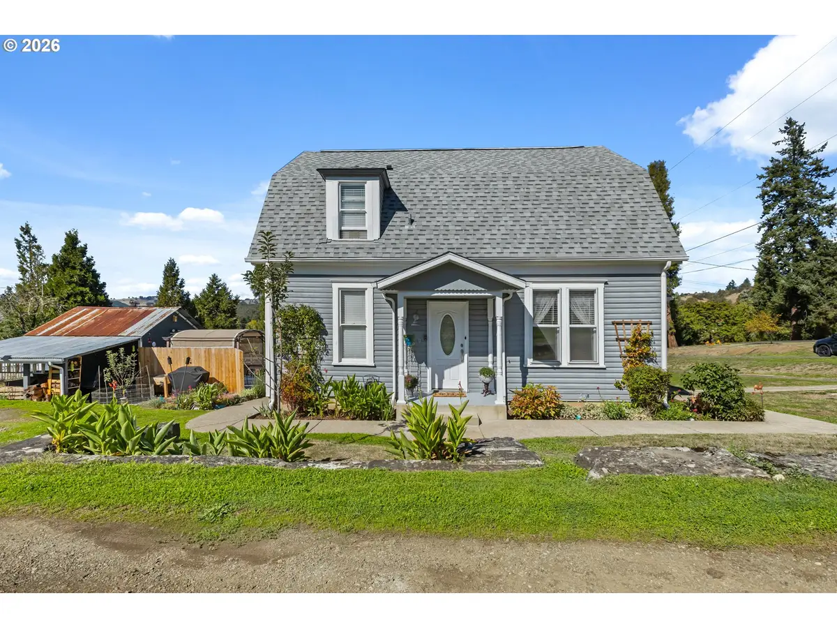 215 SE 5th St, Oakland, OR 97462 - #1
