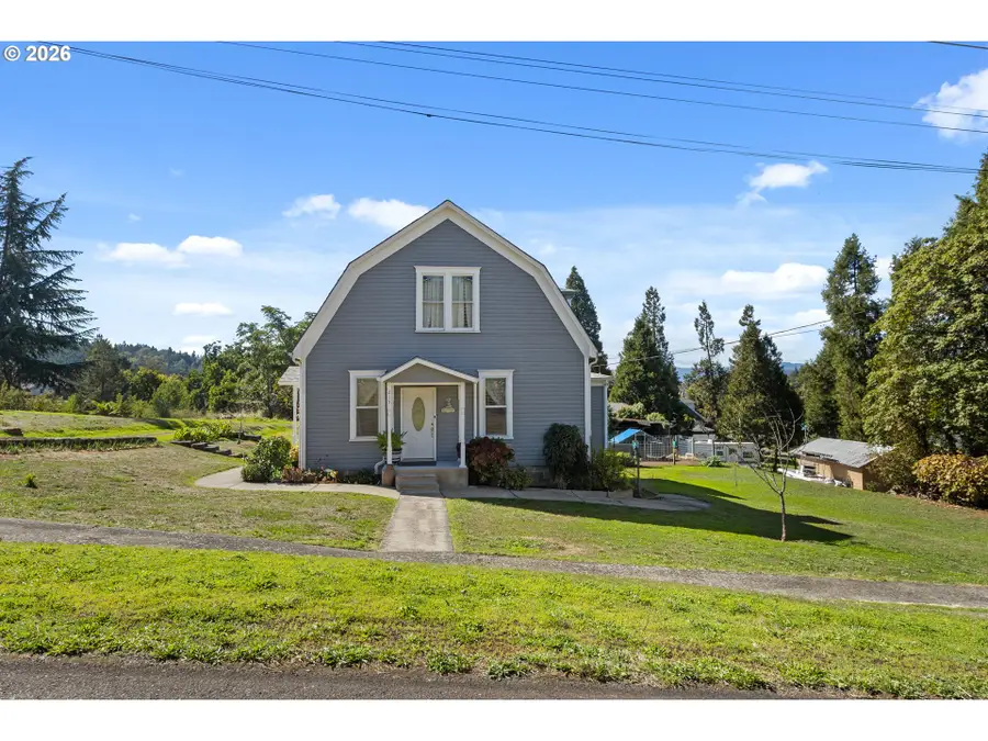 215 SE 5th St, Oakland, OR 97462 - #3