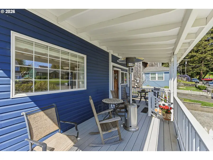 1542 Meade St, North Bend, OR 97459 - #2