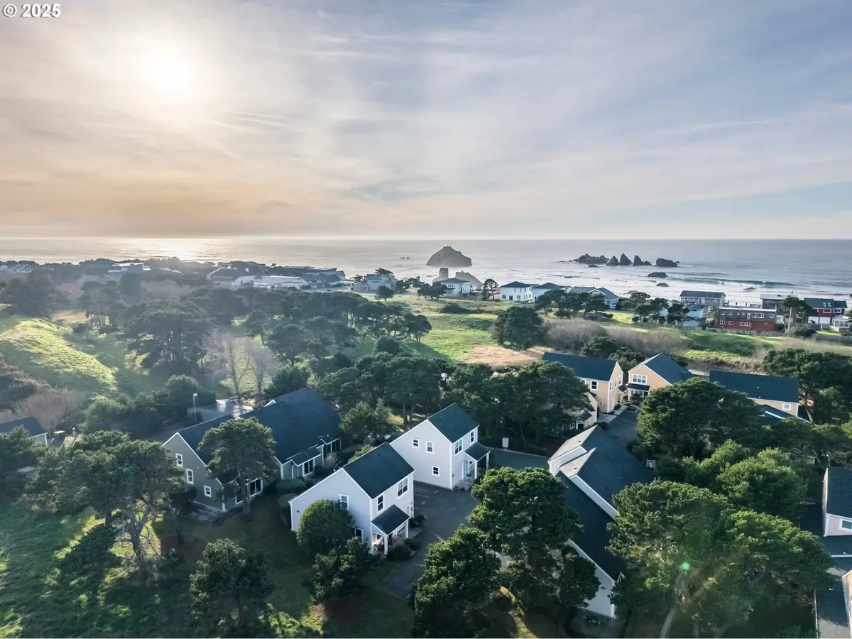 1499 Ginkgo Ct, Bandon, OR 97411 - Image #1