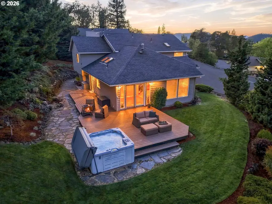 985 W Silver Ct, Roseburg, OR 97471 - #2