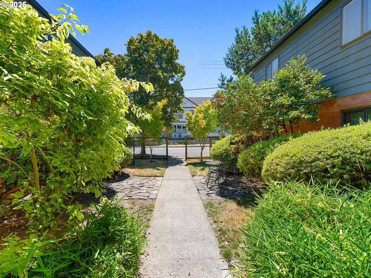 3911 NE Killingsworth St #7, Portland, OR 97211 - Image #1