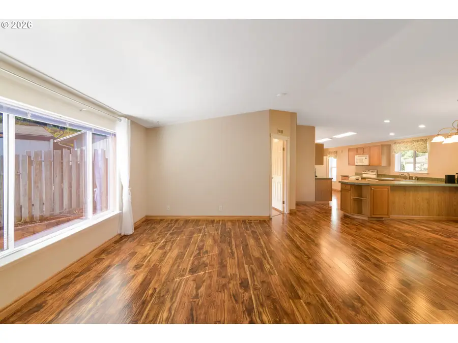 570 Shorepines Pl, Coos Bay, OR 97420 - #2