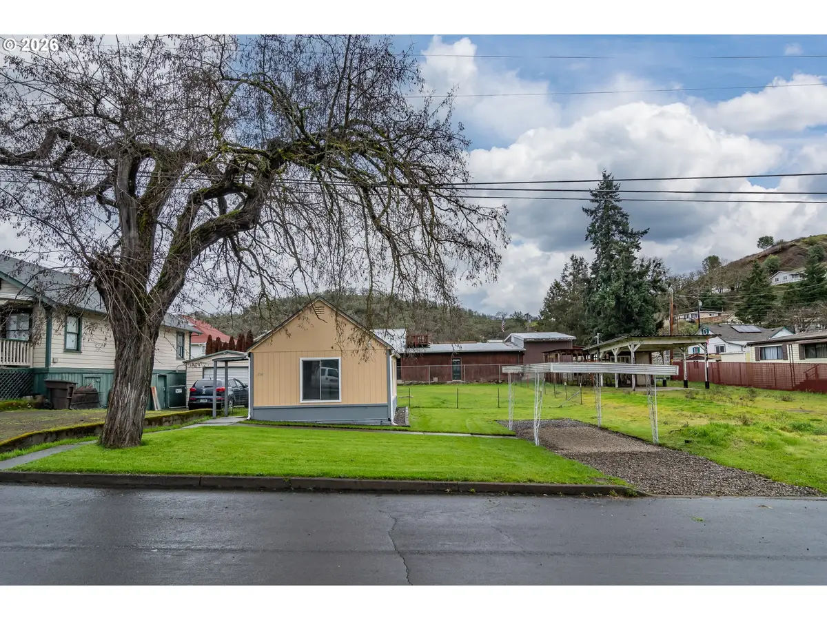 1047 NE Walnut St, Roseburg, OR 97470 - #1