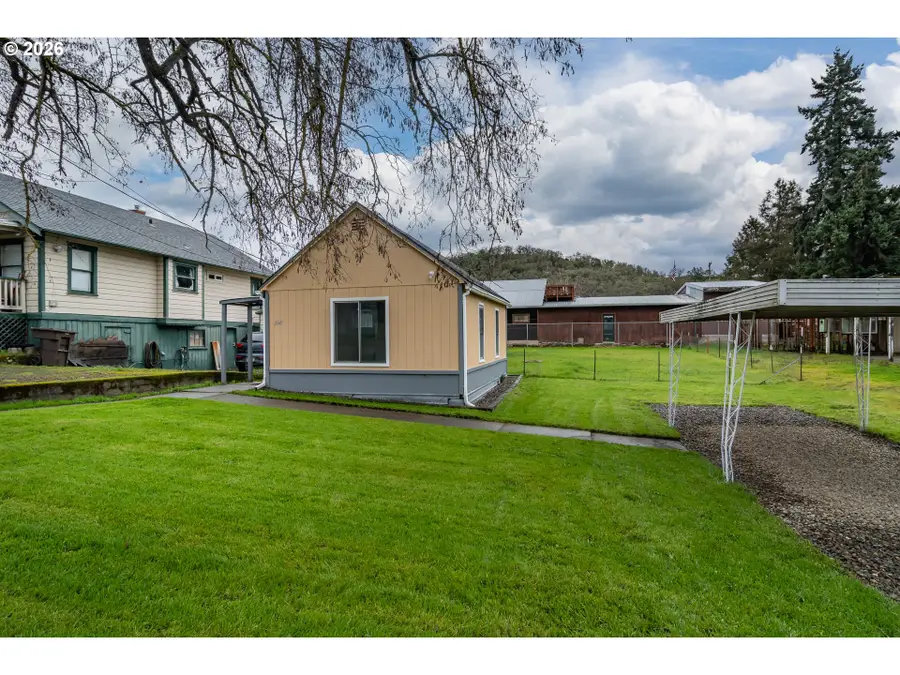 1047 NE Walnut St, Roseburg, OR 97470 - #2
