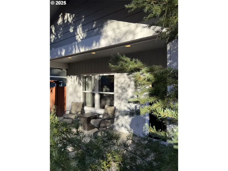 61142 Brookhollow Dr, Bend, OR 97702 - Image #2