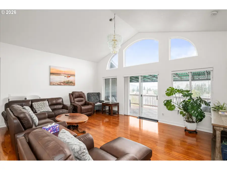 805 Queens Ave, Creswell, OR 97426 - #3