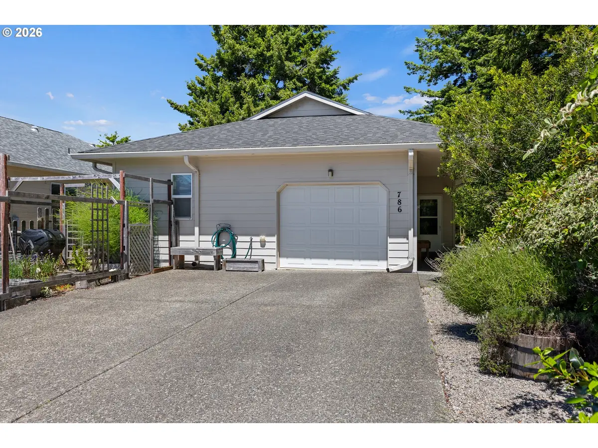 786 Edwards Ave, Coos Bay, OR 97420 - #1