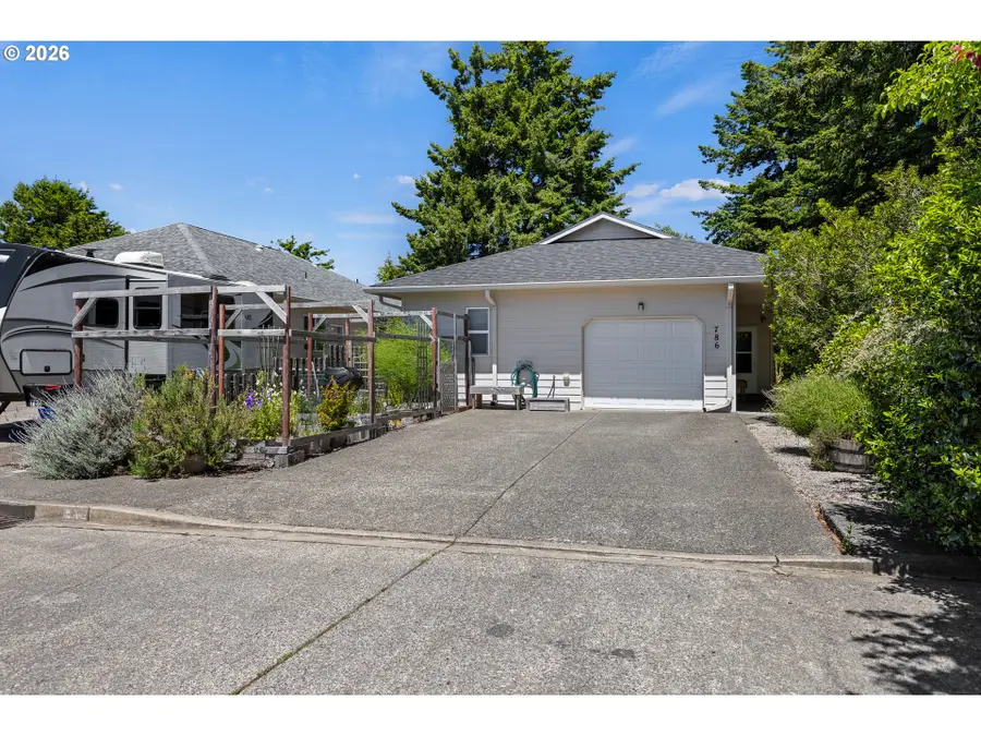 786 Edwards Ave, Coos Bay, OR 97420 - #2