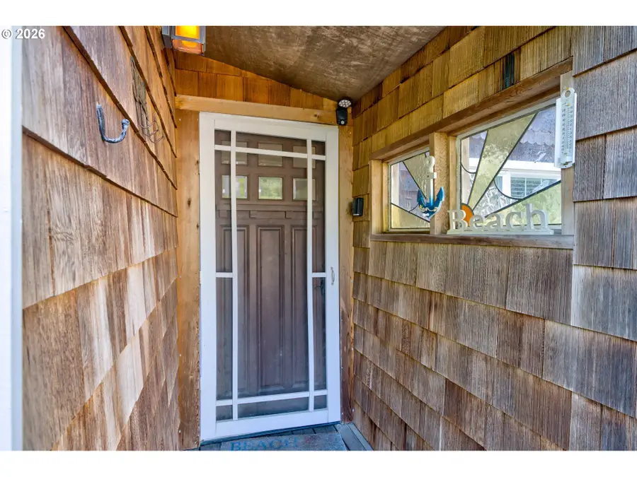 572 N Hemlock St, Cannon Beach, OR 97110 - #3