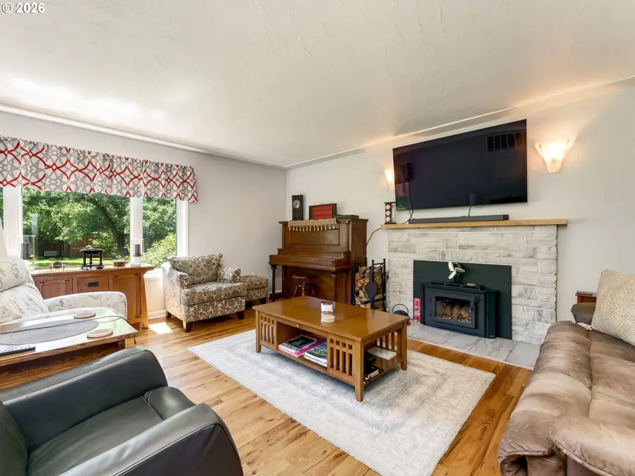 1215 E College St, Mount Angel, OR 97362 - #3