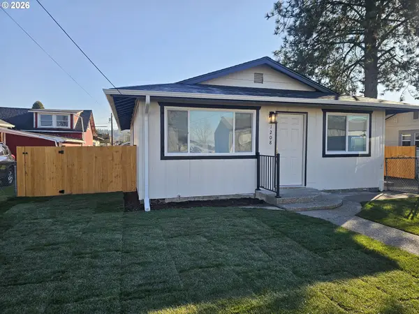 1208 S Pacific Ave, Kelso, WA 98626
