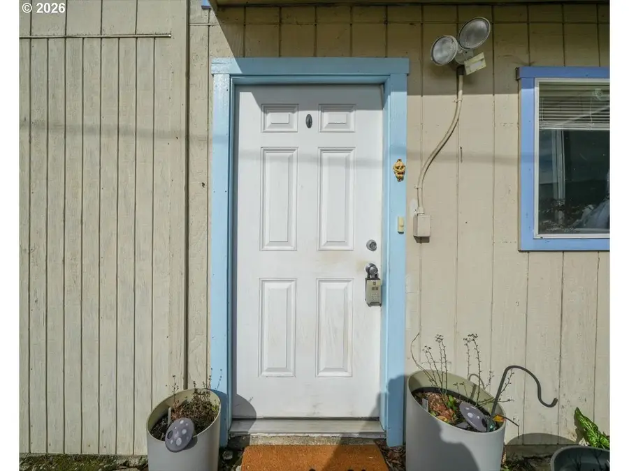 131 N 10th St, Cottage Grove, OR 97424 - #3