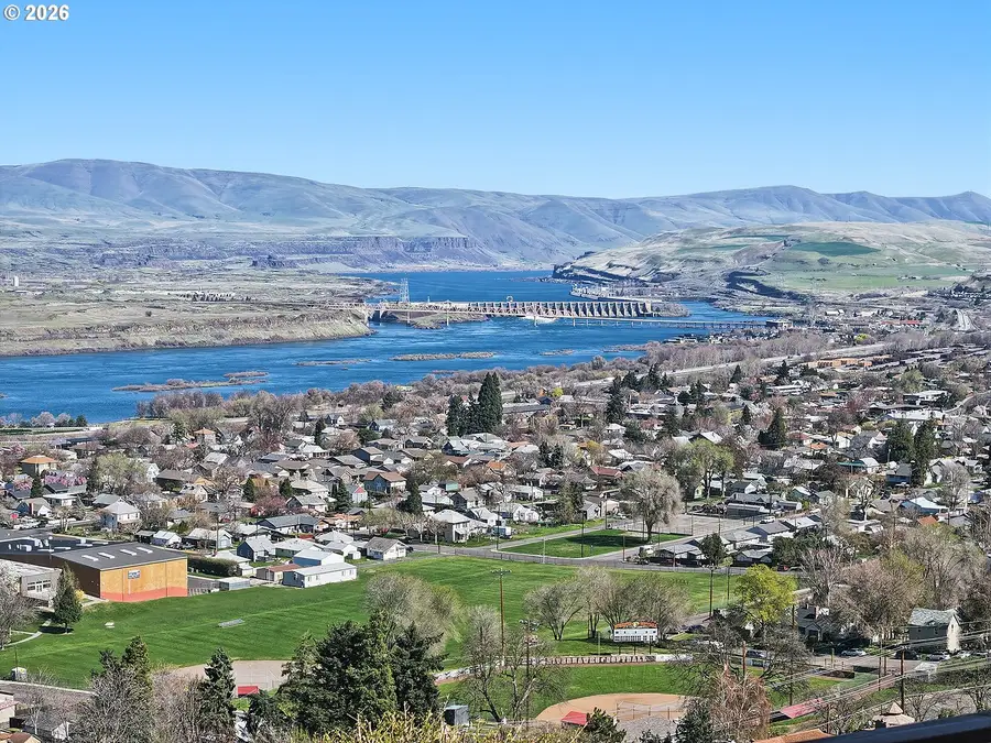 915 E 18th St, The Dalles, OR 97058 - #3