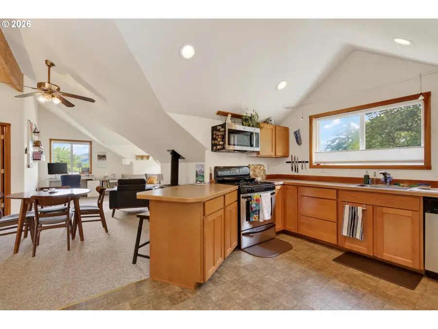 921 Eugene St, Hood River, OR 97031 - #3