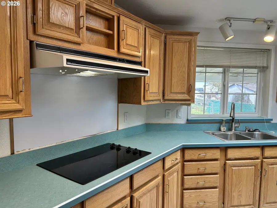 97931 Court St, Brookings, OR 97415 - #2