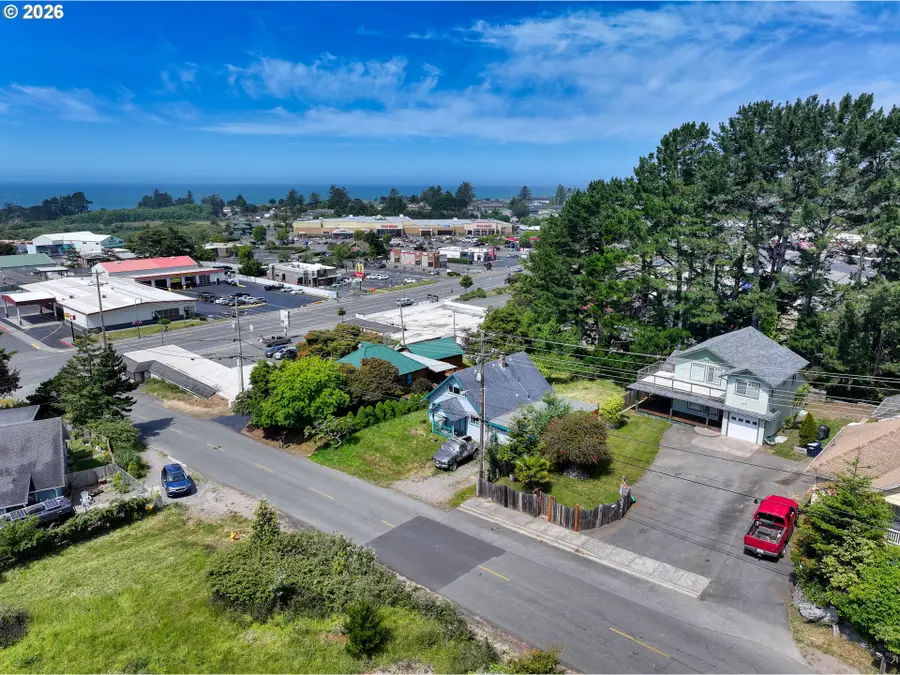 730 Pacific Ave #B, Brookings, OR 97415 - #3