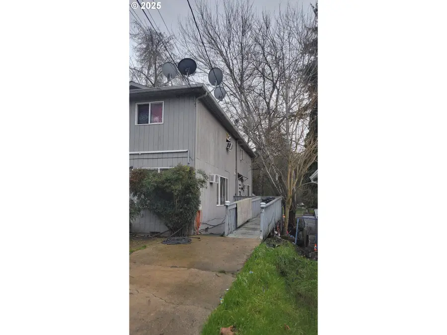 318 NE Howland St, Myrtle Creek, OR 97457 - Image #2
