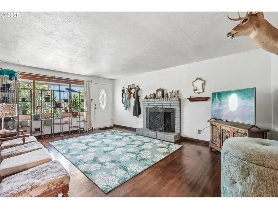 892 D St, Independence, OR 97351 - #3