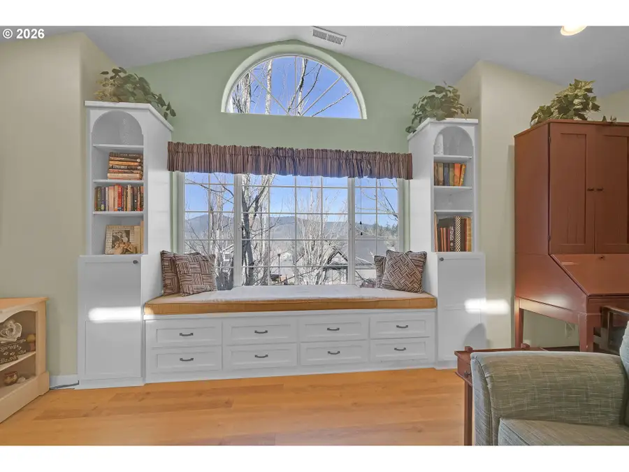 3533 Ambleside Dr, Springfield, OR 97477 - #2