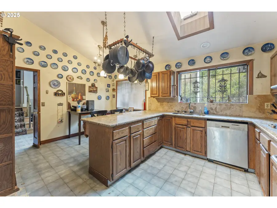 5947 SW Alfred St, Portland, OR 97219 - Image #2