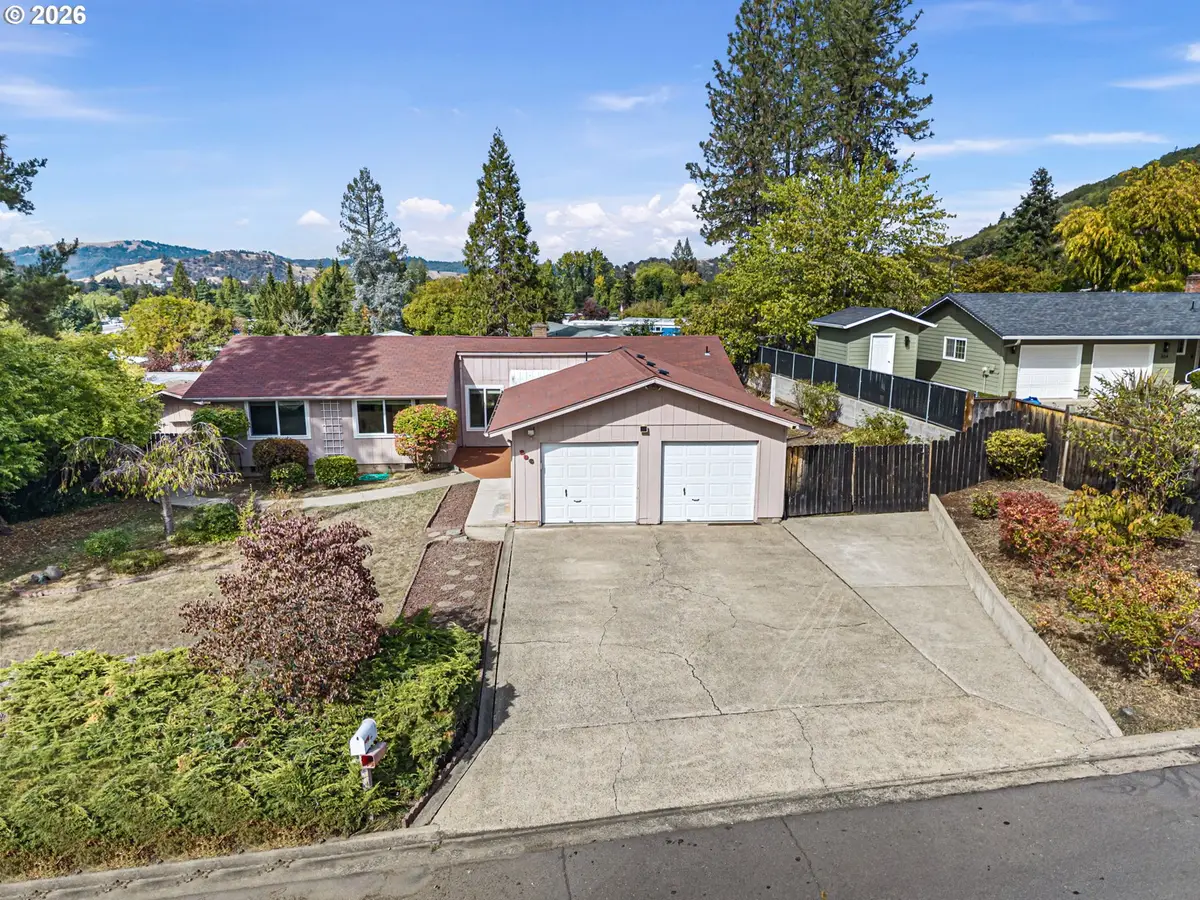 286 E Bradley Ct, Roseburg, OR 97470 - #1