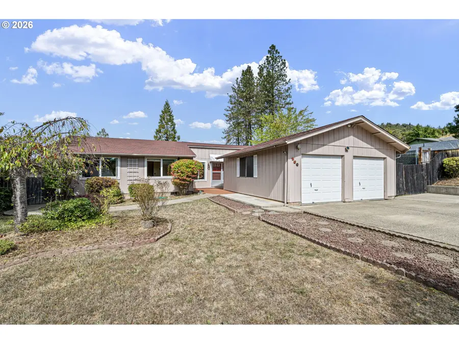 286 E Bradley Ct, Roseburg, OR 97470 - #3