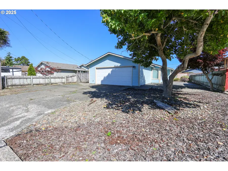 1125 Augustine Ave, Coos Bay, OR 97420 - Image #3