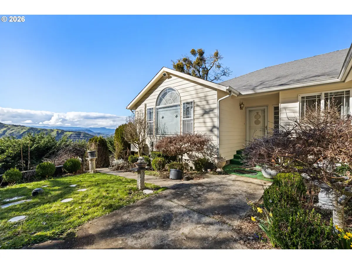 1385 SE Laurel Ct, Roseburg, OR 97470 - #1