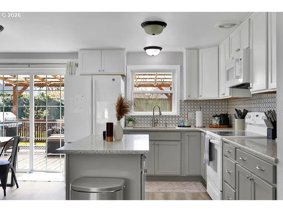 1533 Sequoia Ave, Springfield, OR 97477 - #3