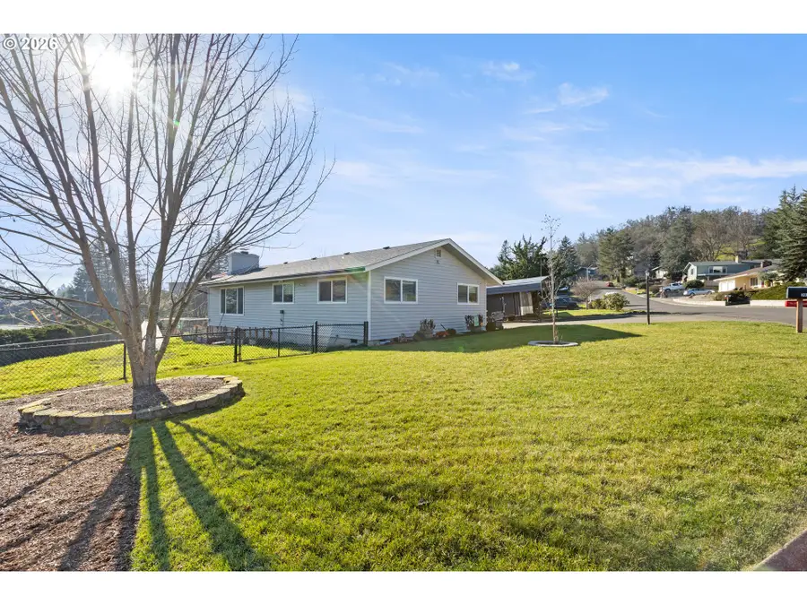 2025 NW Delridge Ave, Roseburg, OR 97471 - Image #2