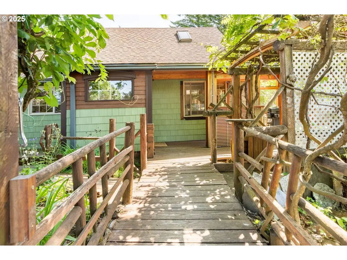 14 NW Lakeside Dr, Cascade Locks, OR 97014 - Image #1