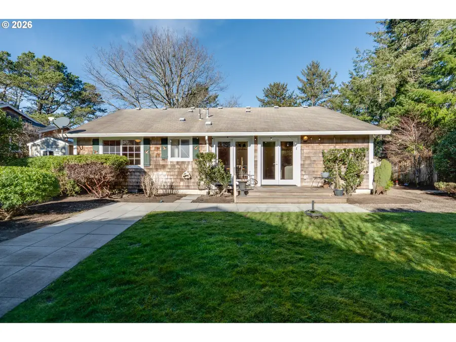 641 6th St, Gearhart, OR 97138 - #3