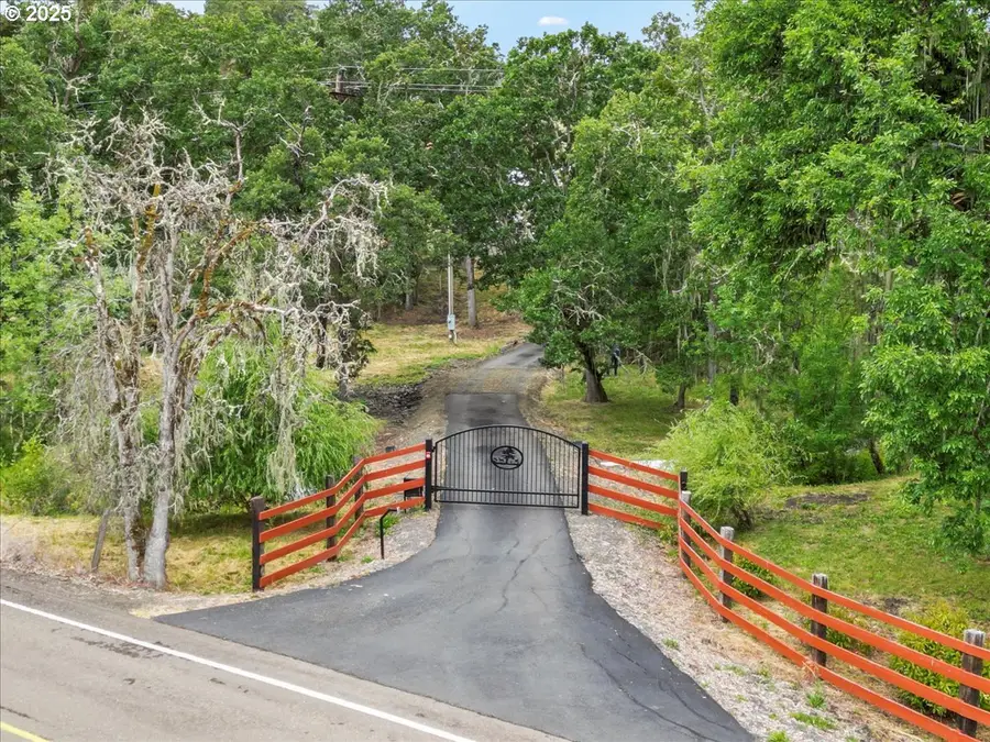 445 Hatfield Dr, Roseburg, OR 97470 - Image #2