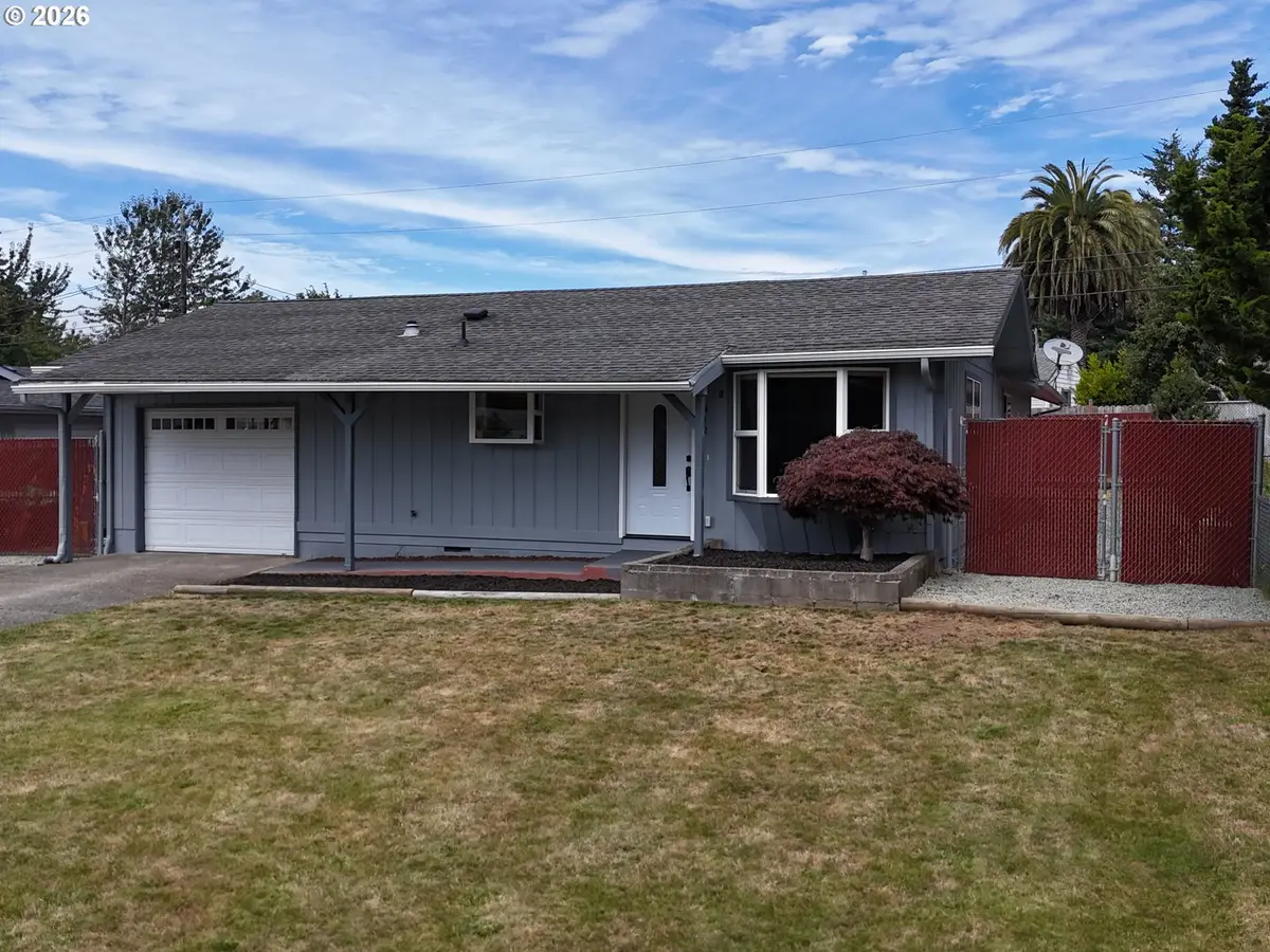412 Fir St, Brookings, OR 97415 - #1