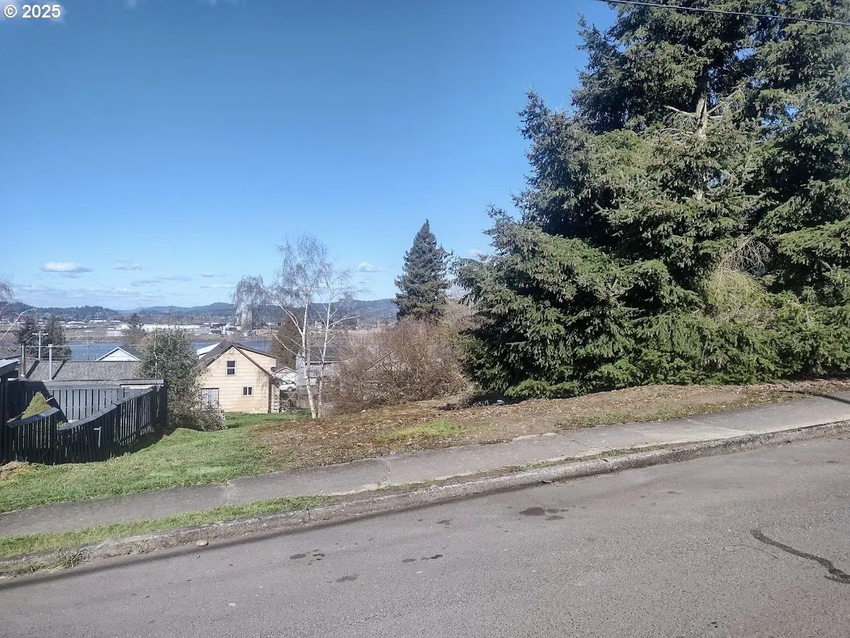 411 E E St, Rainier, OR 97048 - #1