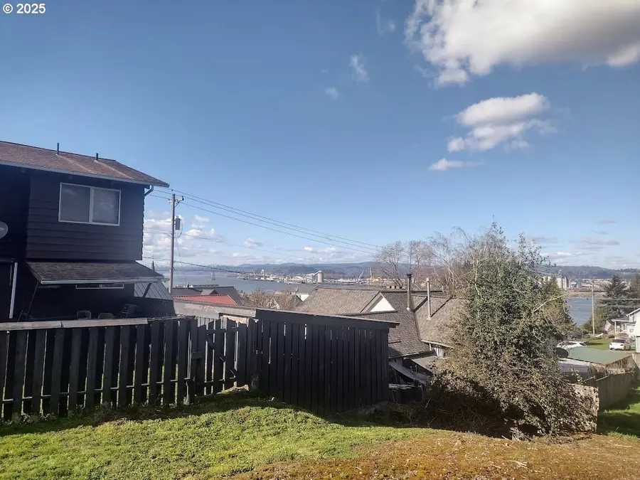 411 E E St, Rainier, OR 97048 - #3