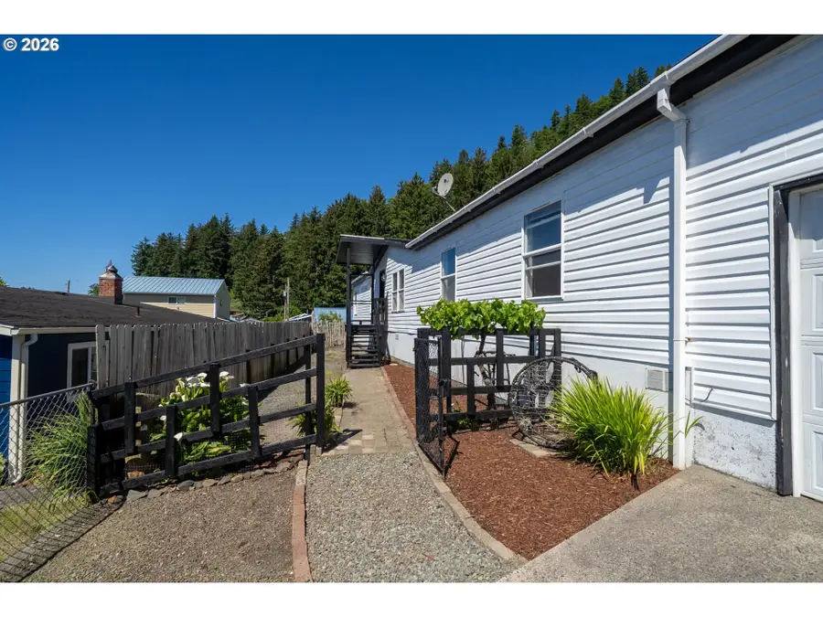 902 Acacia Ave, Garibaldi, OR 97118 - #2