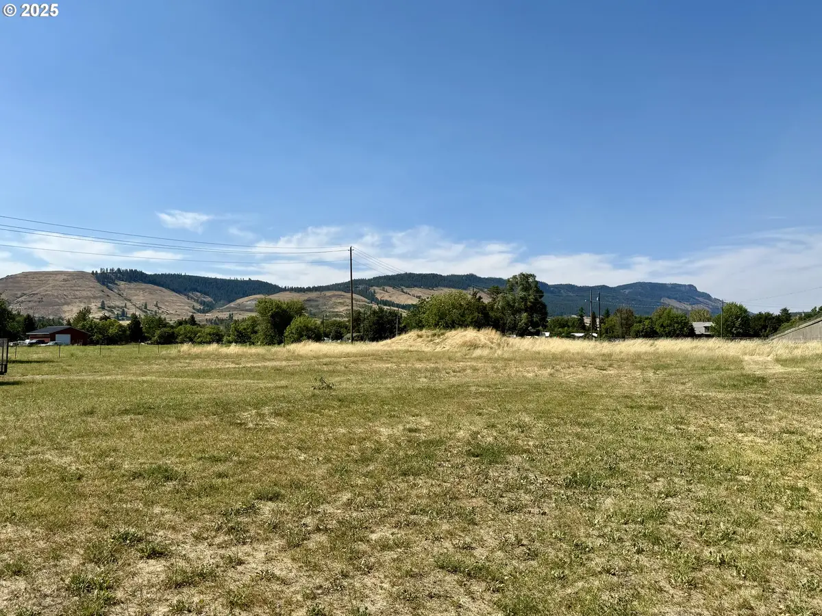 703 Palmer Ave, La Grande, OR 97850 - Image #1