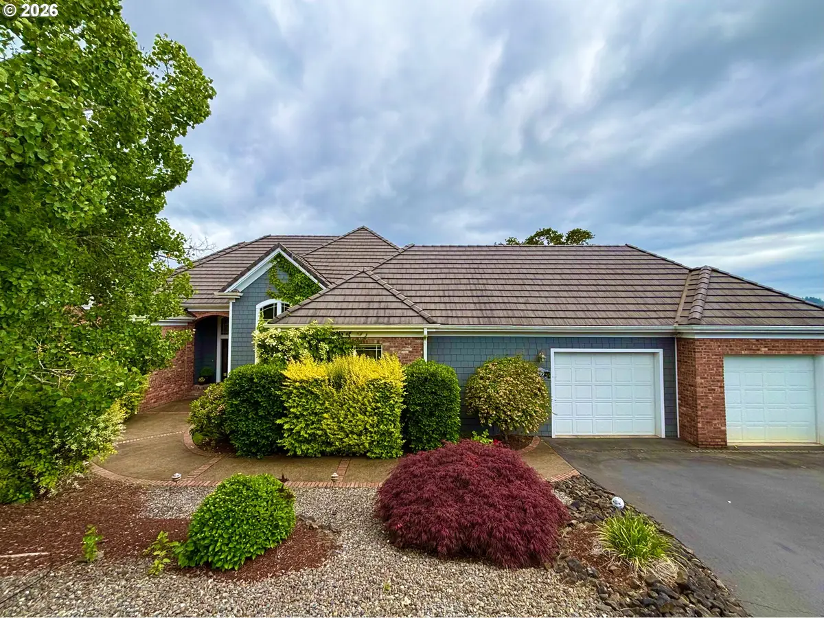 295 Fairway Village Ln, Roseburg, OR 97471 - #1