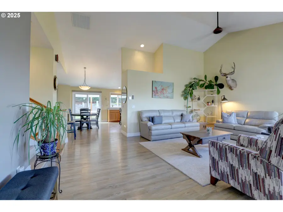 2606 E 10th St, The Dalles, OR 97058 - Image #2