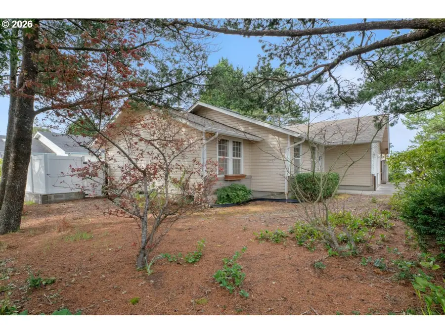 1960 40th St, Florence, OR 97439 - #2