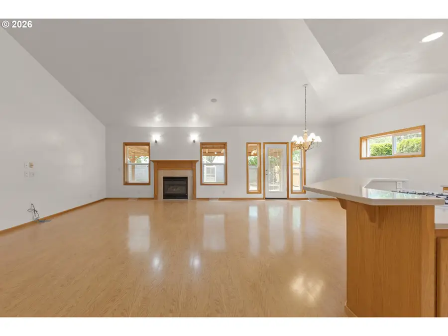919 Old Orchard Ln, Springfield, OR 97477 - #3
