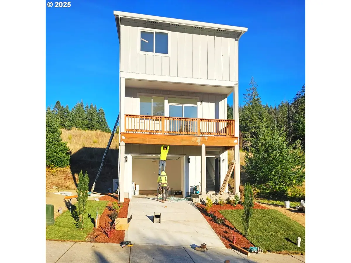 225 SW Sternwheeler Dr, Cascade Locks, OR 97014 - Image #1