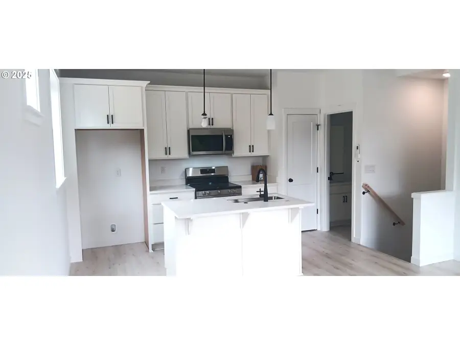 225 SW Sternwheeler Dr, Cascade Locks, OR 97014 - Image #2