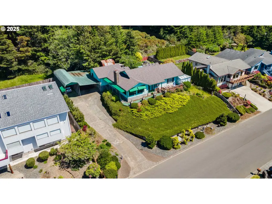 705 Prefontaine Dr, Coos Bay, OR 97420 - Image #2
