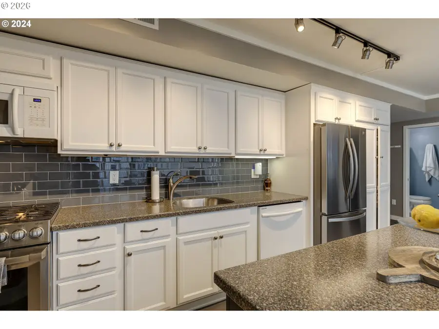 533 NE Holladay St #409, Portland, OR 97232 - #2