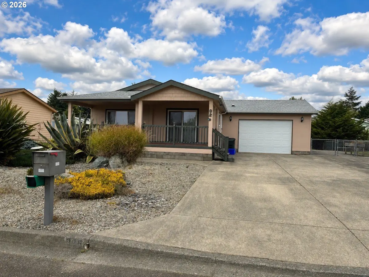 926 Fulton Ave, Coos Bay, OR 97420 - #1