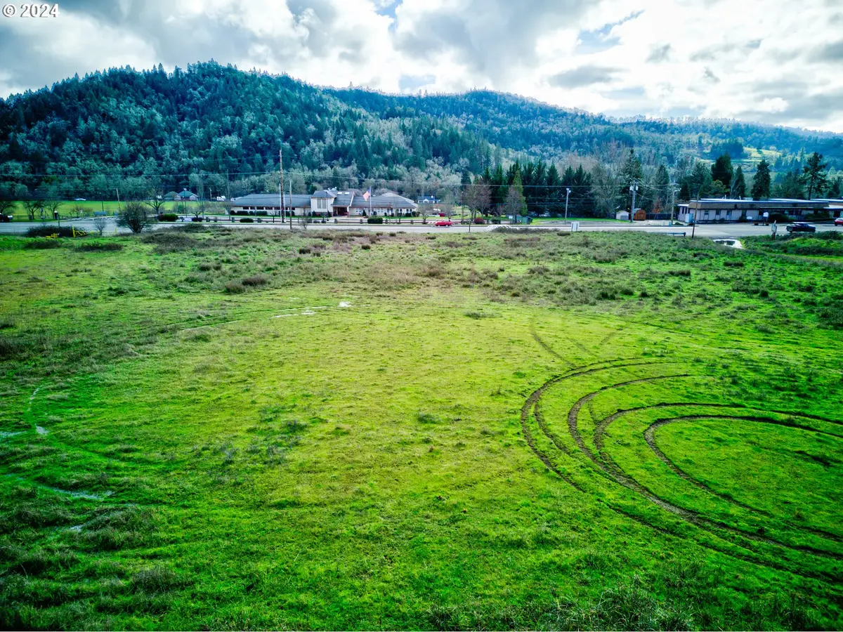 3110 NE Diamond Lake Blvd, Roseburg, OR 97470 - Image #1