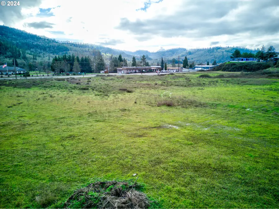 3110 NE Diamond Lake Blvd, Roseburg, OR 97470 - Image #2